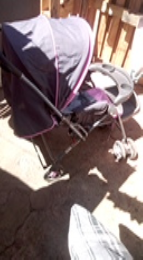 Vendo carrinho de bebê usado